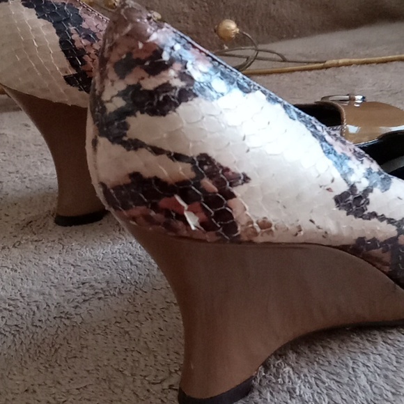 ⭐️ Host Pick ⭐️ Carlos Falchi |  Stylish Snakeskin Leather Wedge Shoes - Picture 5 of 12